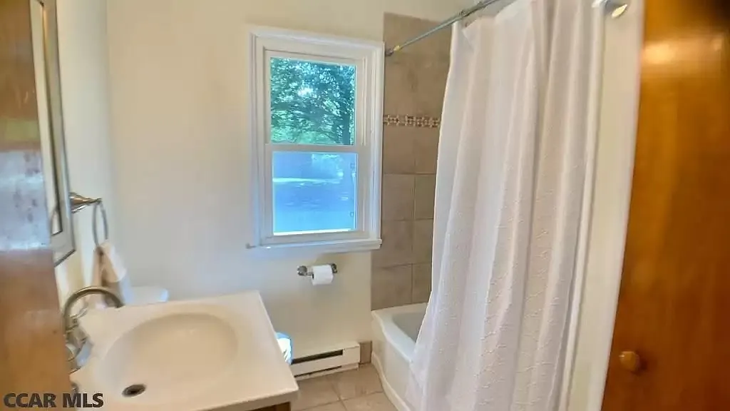3 bed, 1.5 bath, 2550 sqft, $700 — Photo 2