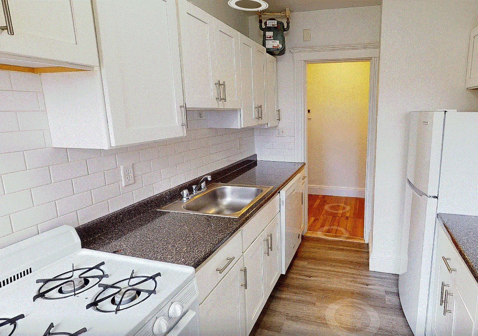 Charming 2 Bedroom — Photo 4
