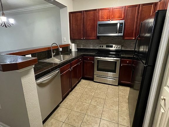 3rd image of 204 Baldwin Rowe Cir