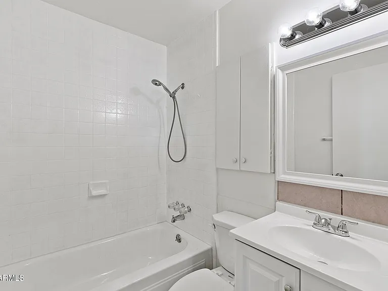 2246 W Sierra St — Photo 27