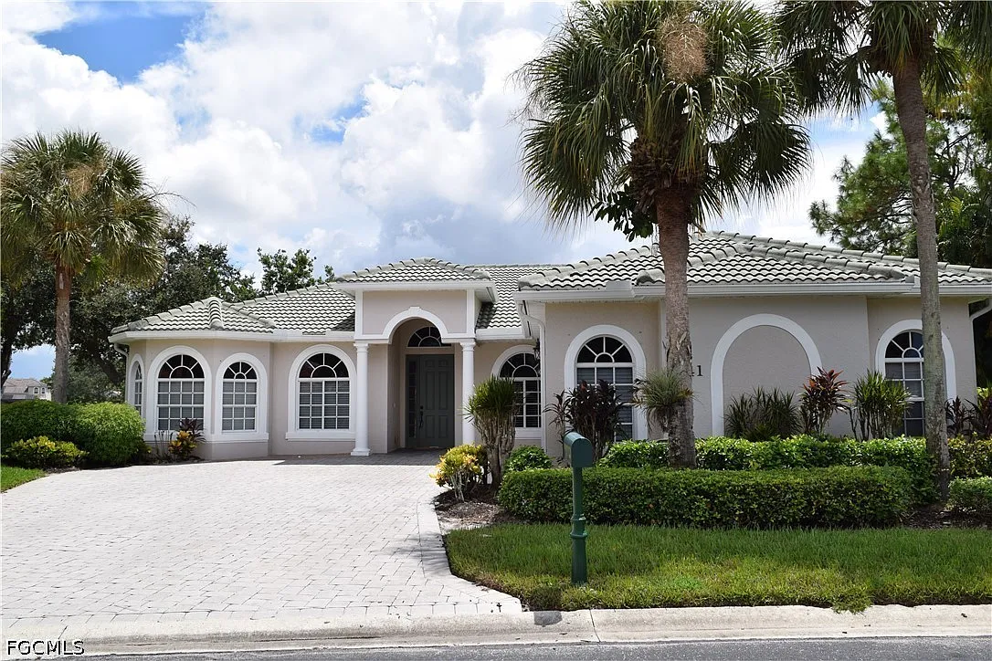 3 bed, 2.0 bath, 2019 sqft, $3,300 — Photo 1