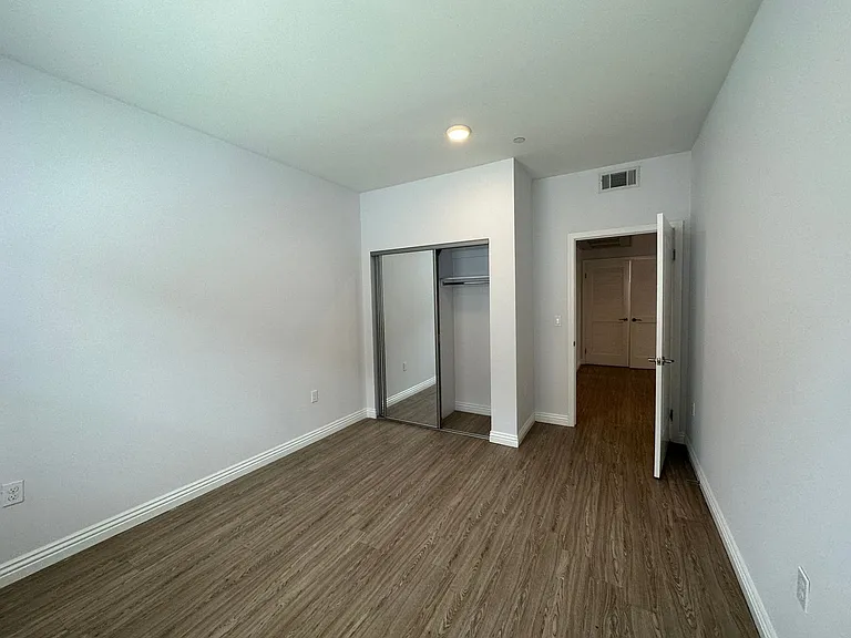 Burnet Apartments — Photo 23
