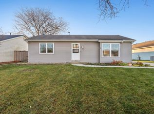 220 Larchwood Ln, North Aurora, IL 60542