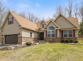 293 Wolf Hollow Rd, Lake Harmony, PA 18624