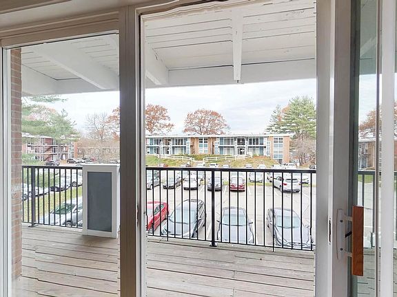 4th image of 400 Engamore Ln APT 208