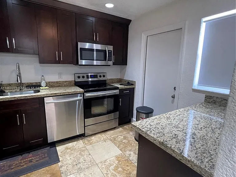 410 SE 2nd St #422 — Photo 5