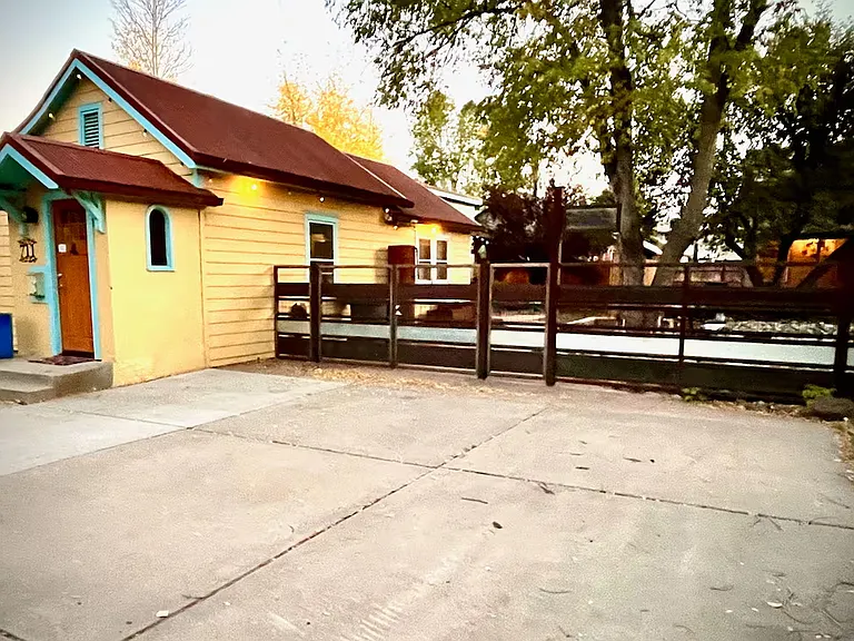 711 W Aspen Ave — Photo 1