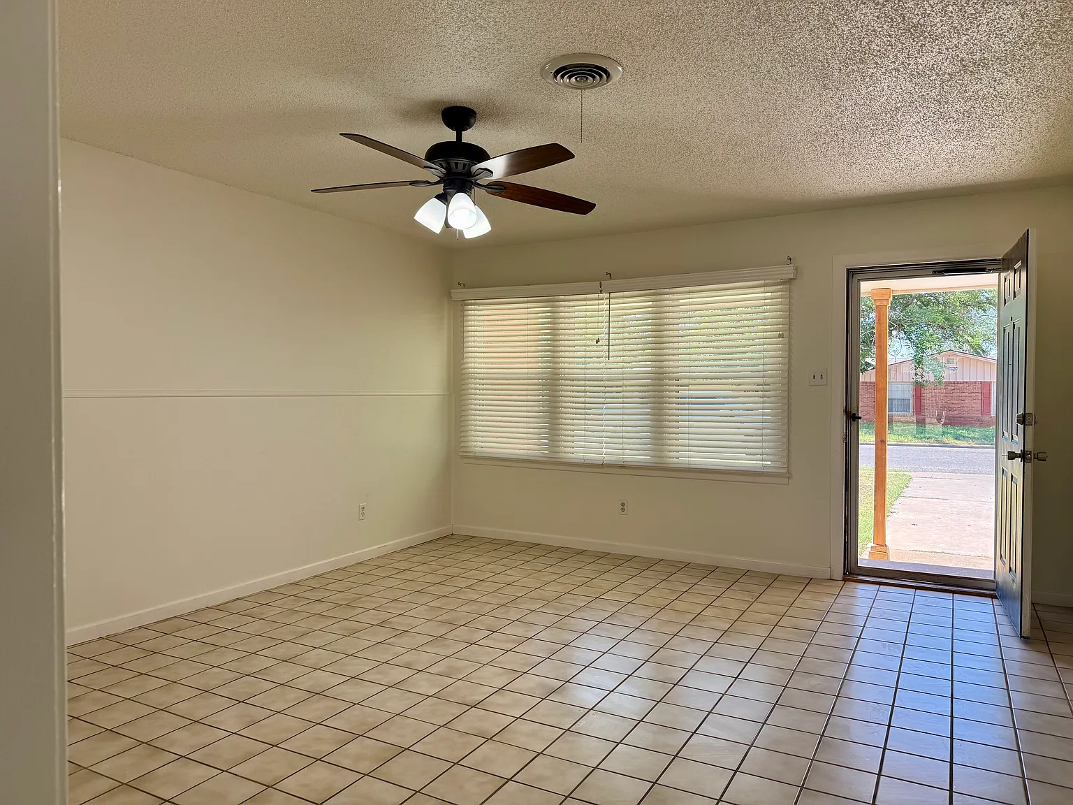 3 bed, 1882 sqft, $1,900 — Photo 3