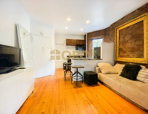 Rented by City Connections Realty | media 6