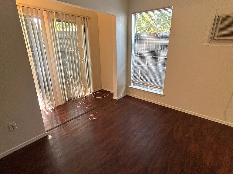 1011 W 23rd St #201 — Photo 3