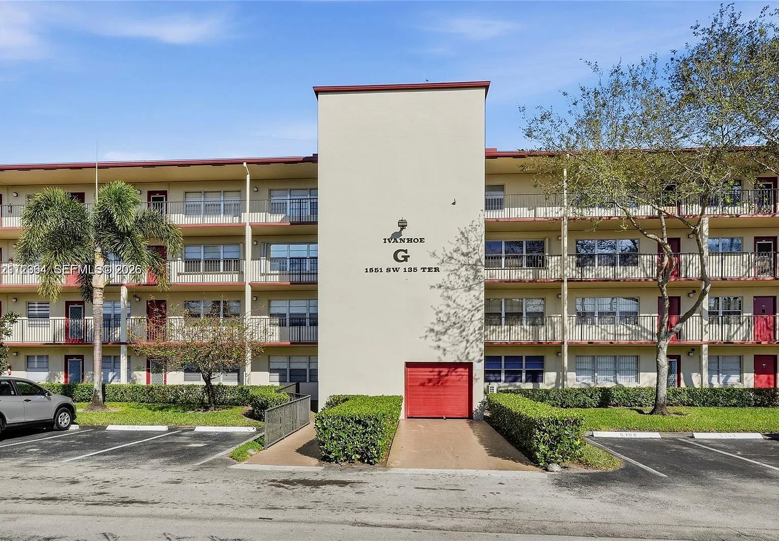 Ivanhoe West At Century V — Photo 1