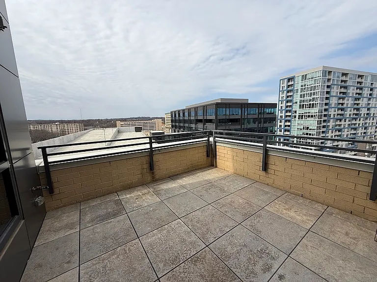 Venture Luxury High Rise — Photo 31