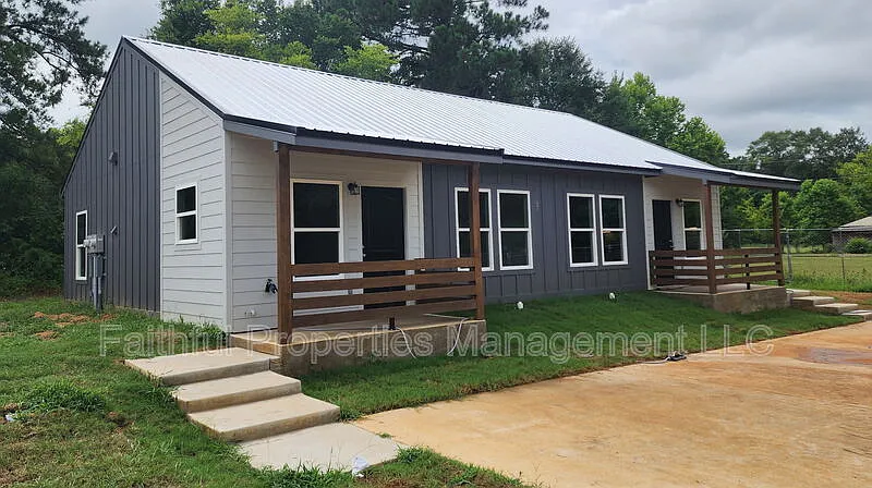 2 bed, 1.0 bath, $1,250 — Photo 1