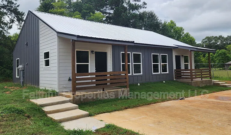405 N Logan Ln #B — Photo 1