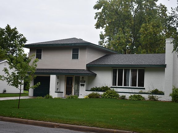 2nd image of 1115 Lake St