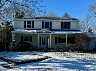 112 Dale Dr, Oakdale, NY 11769