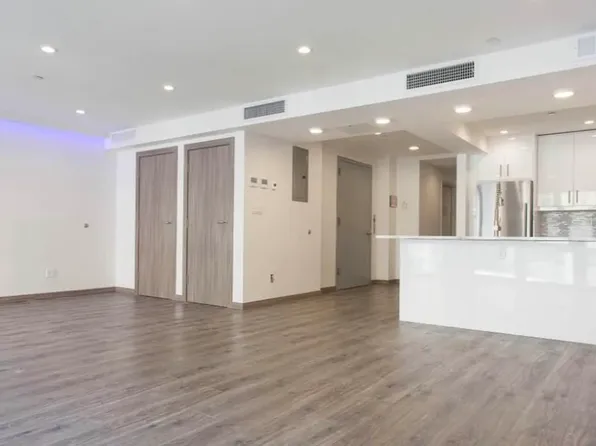 222 E 7th St #1F, New York, NY 10009