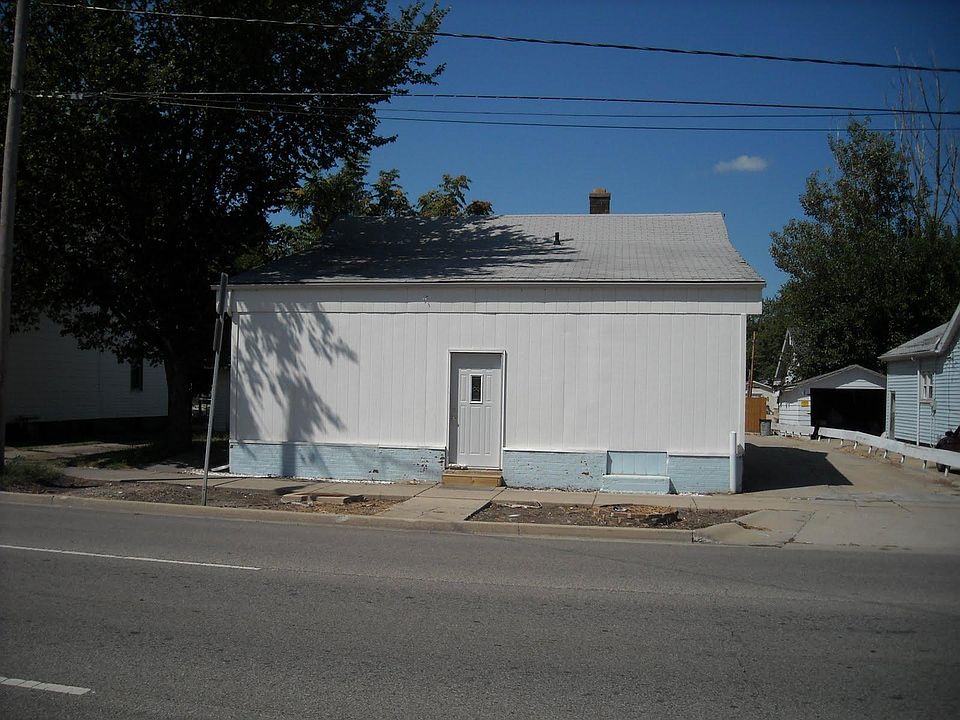 Front of 2 unit, door faces Main