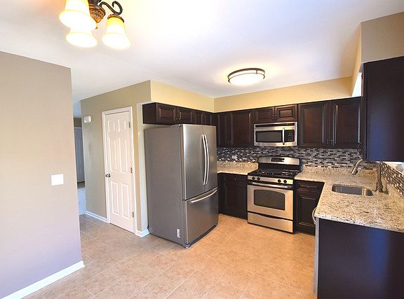 3rd image of 530 Queens Ct