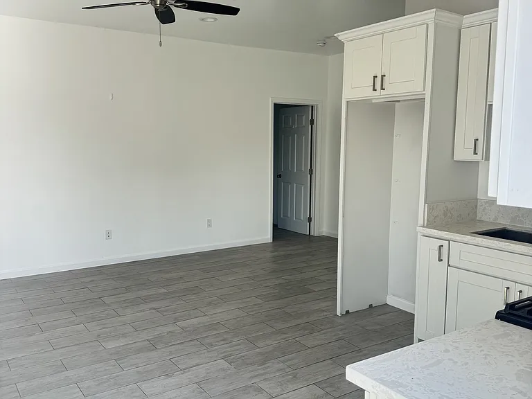 320 S Chevy Chase Dr #B — Photo 8