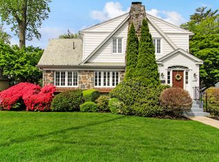 1385 Roosevelt Ave, Pelham, NY 10803