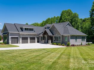 582 Skytop Farm Ln, Hendersonville, NC 28791