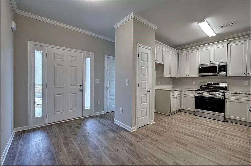 4 bed, 2.5 bath, 2025 sqft, $2,100 — Photo 4
