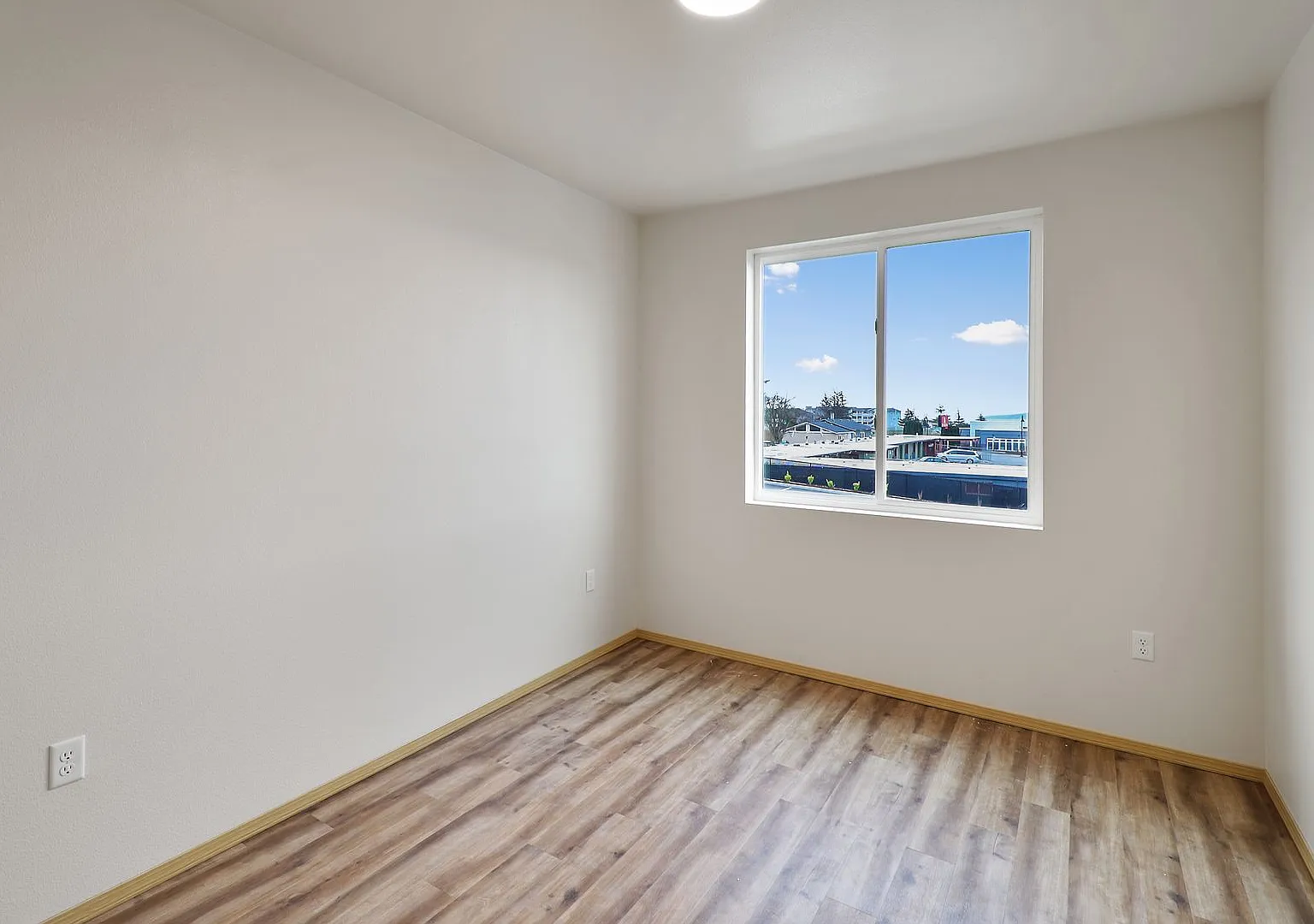 2 Bed 1 Bath - Downtown Location - NAS Whidbey — Photo 4