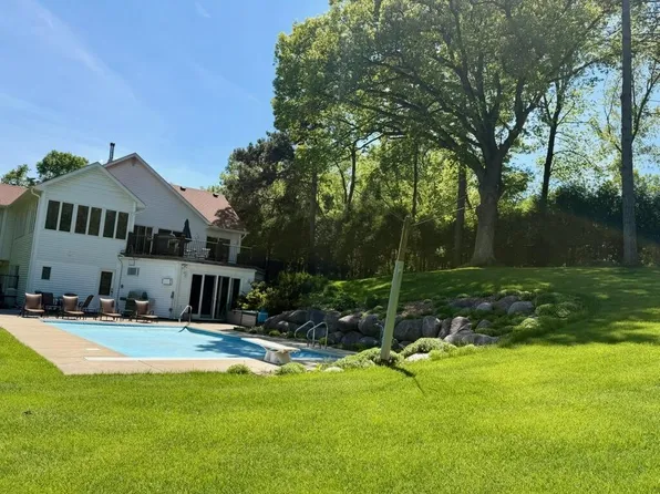 13920 McGinty Rd E, Minnetonka, MN 55305