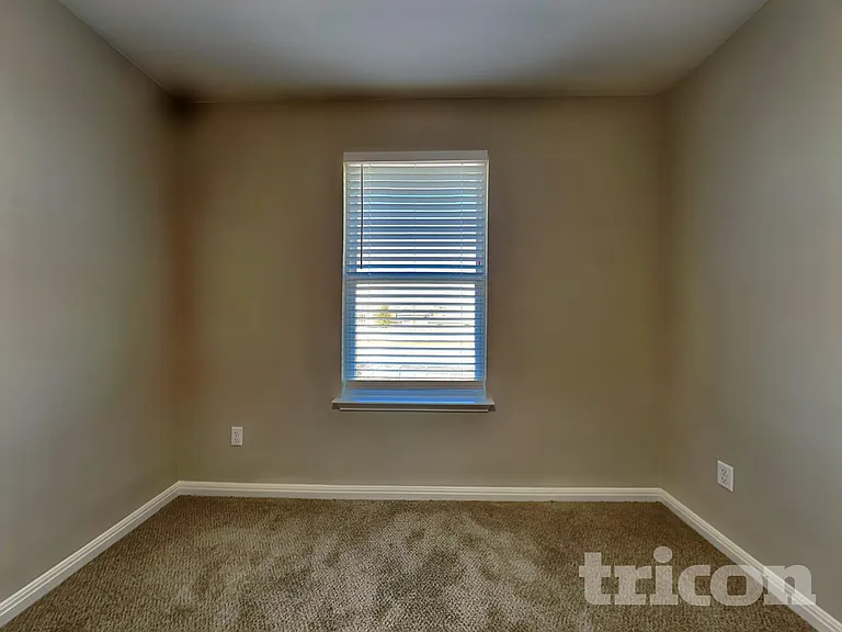 1052 Esplanade Pkwy — Photo 9