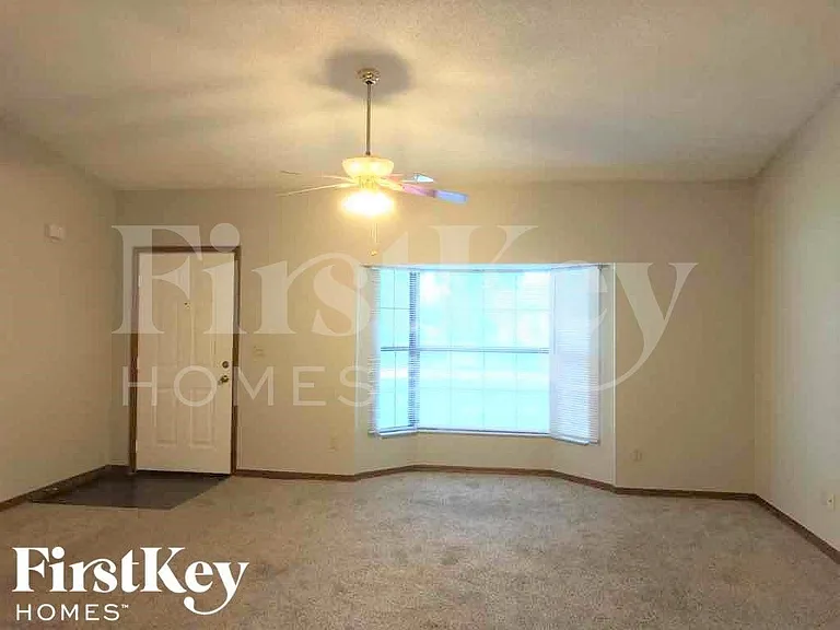 742 Eunice St — Photo 2