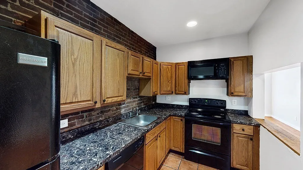 3 bed, 2.0 bath, 1223 sqft, $3,300 — Photo 2