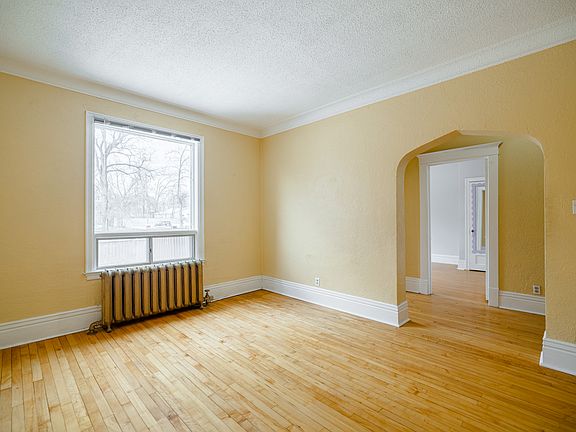 4th image of 826 Grosvenor Ave #1