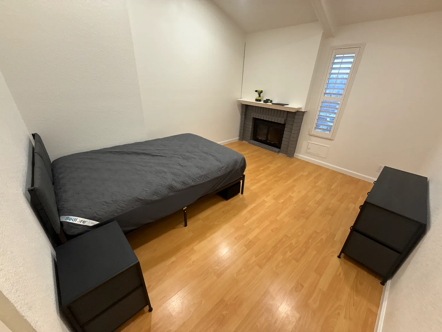 6 bed, 2496 sqft, $995 — Photo 2