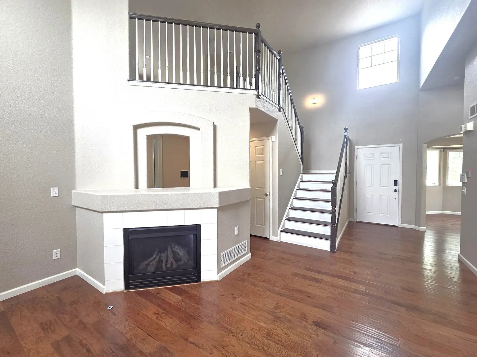 5 bed, 2821 sqft, $3,450 — Photo 2