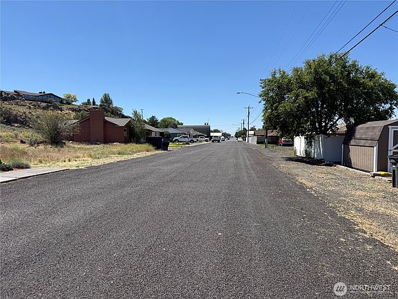 3rd image of 706 E 2nd Avenue