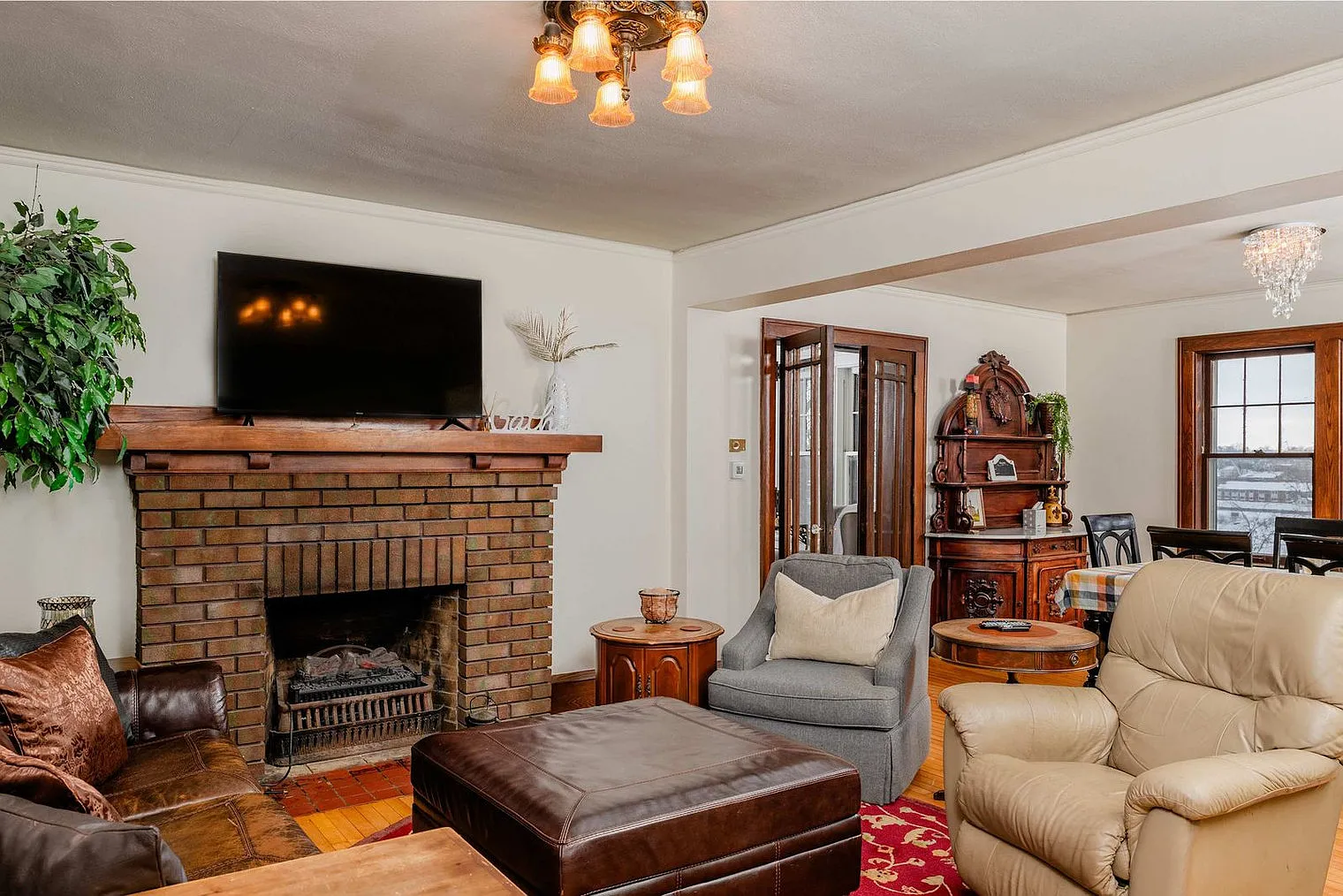 5 bed, 2.0 bath, 3498 sqft, $3,130 — Photo 1