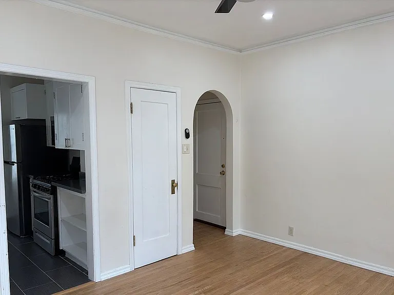 852 N Oxford Ave — Photo 4