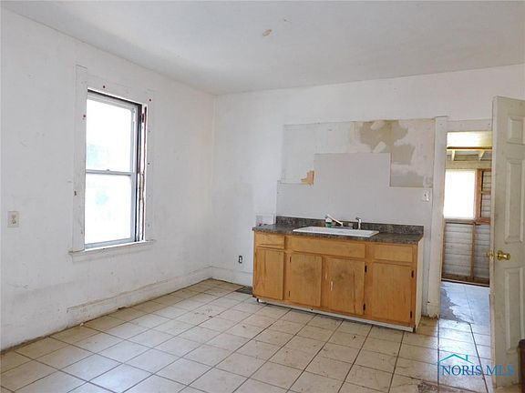 5th image of 746 Prouty Ave