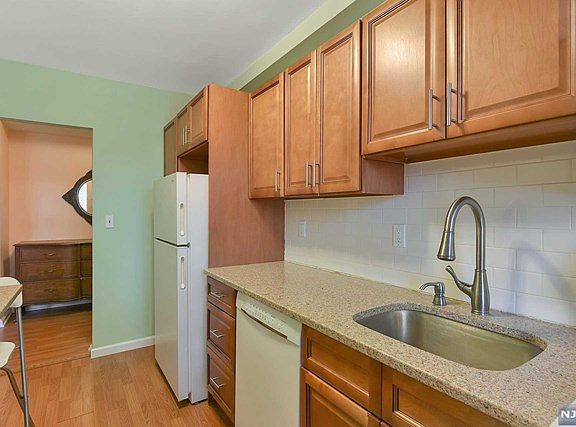 5th image of 420 Park Pl APT 5G