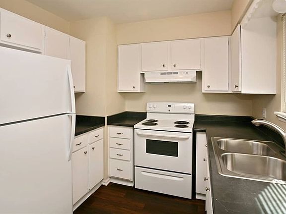 3rd image of 306 Kenady Cir