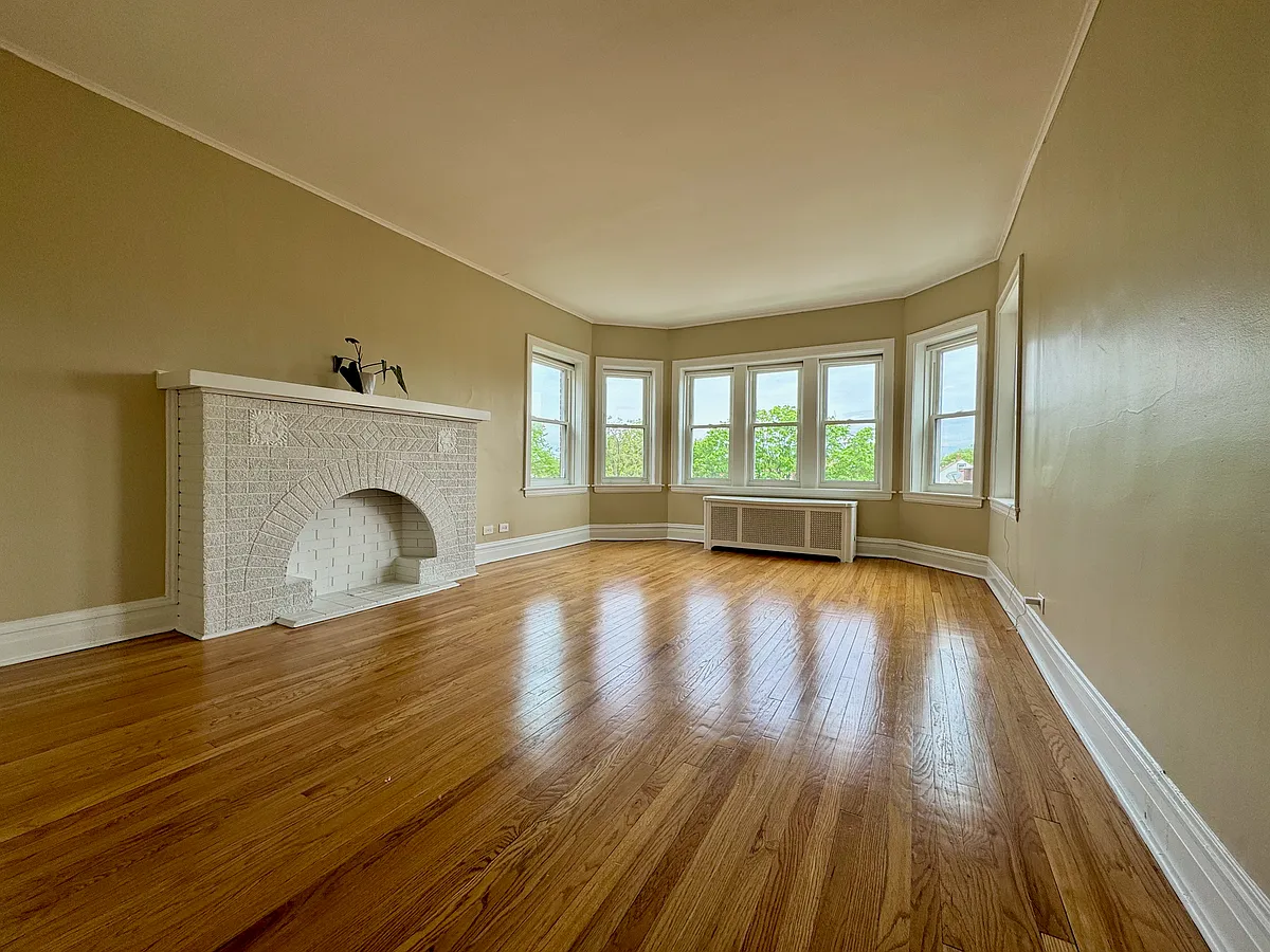 Building Photo - 4831 W Roscoe St #3