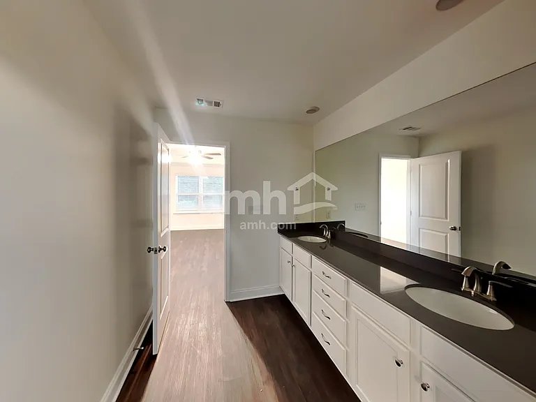 2112 Williamshire Ln — Photo 14