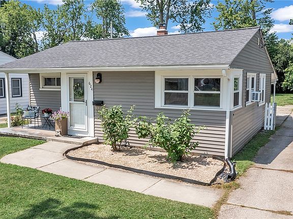 4th image of 624 Montrose Ave