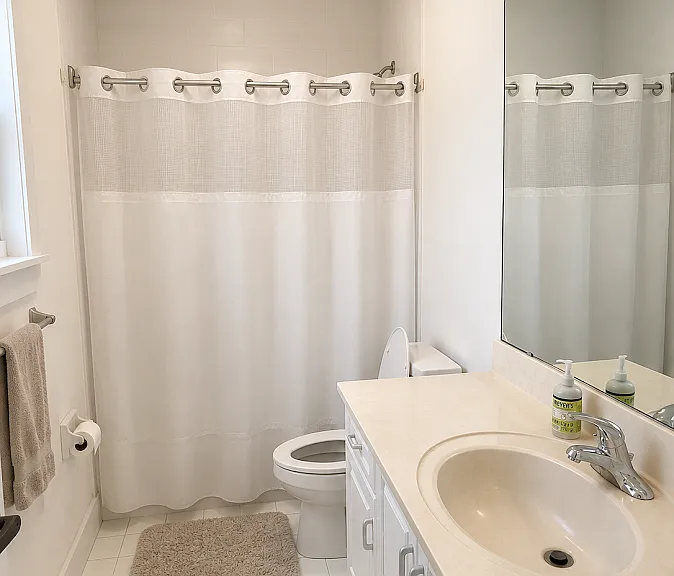 Upstairs guest bath