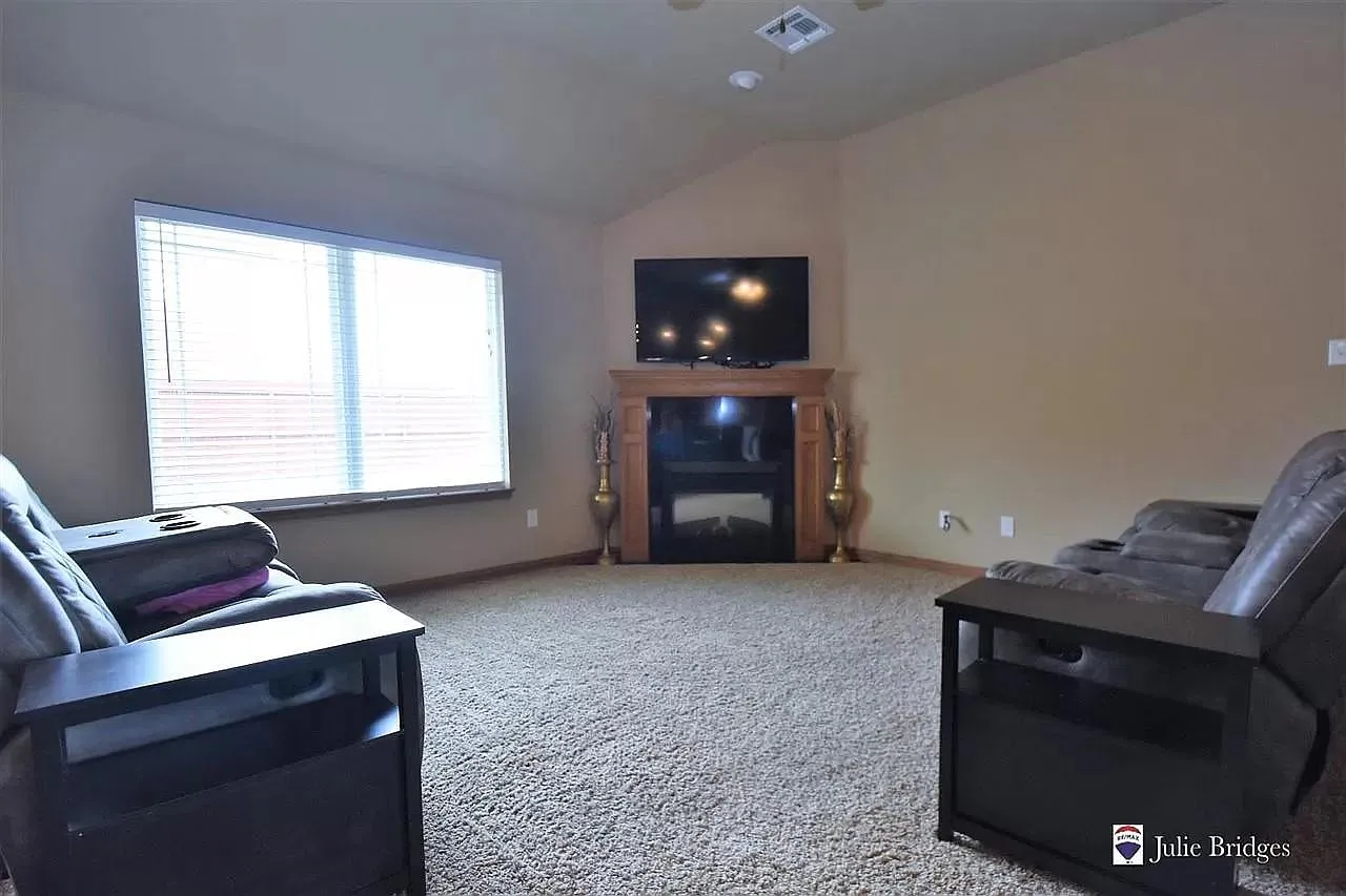 4 bed, 1750 sqft, $2,000 — Photo 3