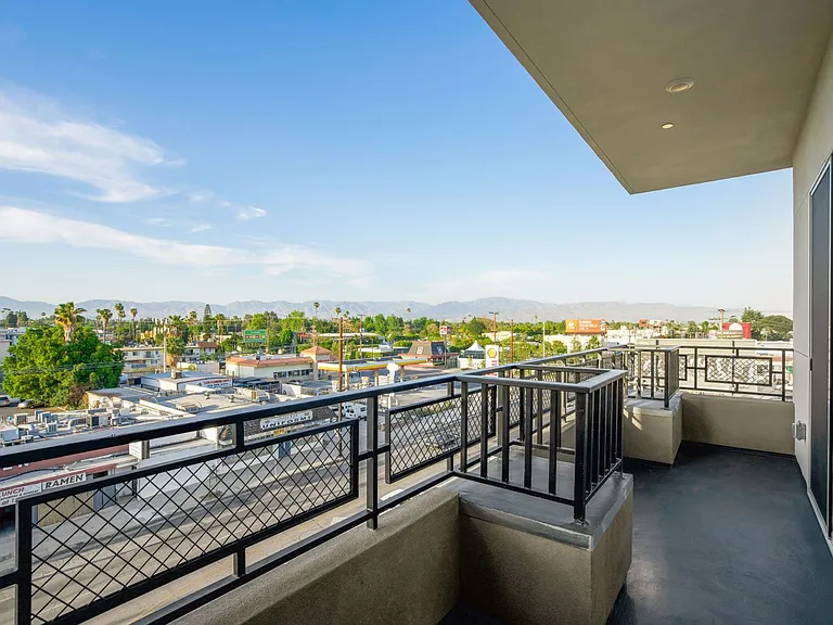 V on Victory Apartments — Photo 14