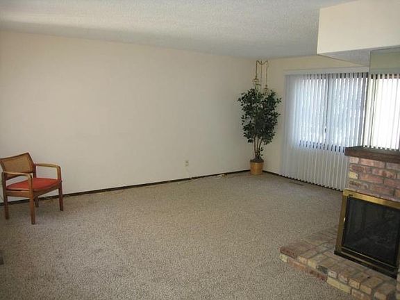 Living room w/fireplace