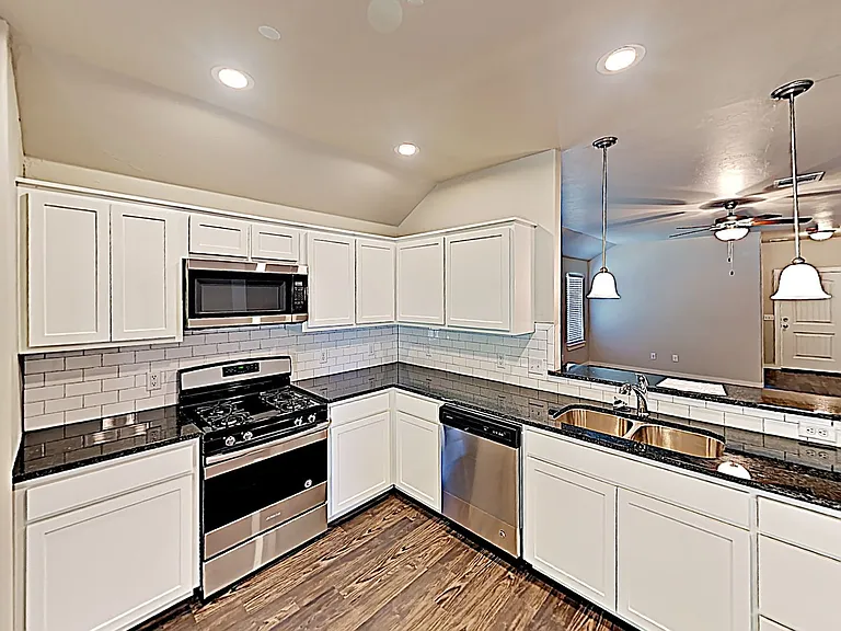 1045 Creekside Dr — Photo 4