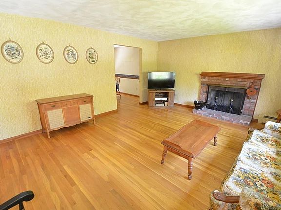 5th image of 386 Coronation Dr